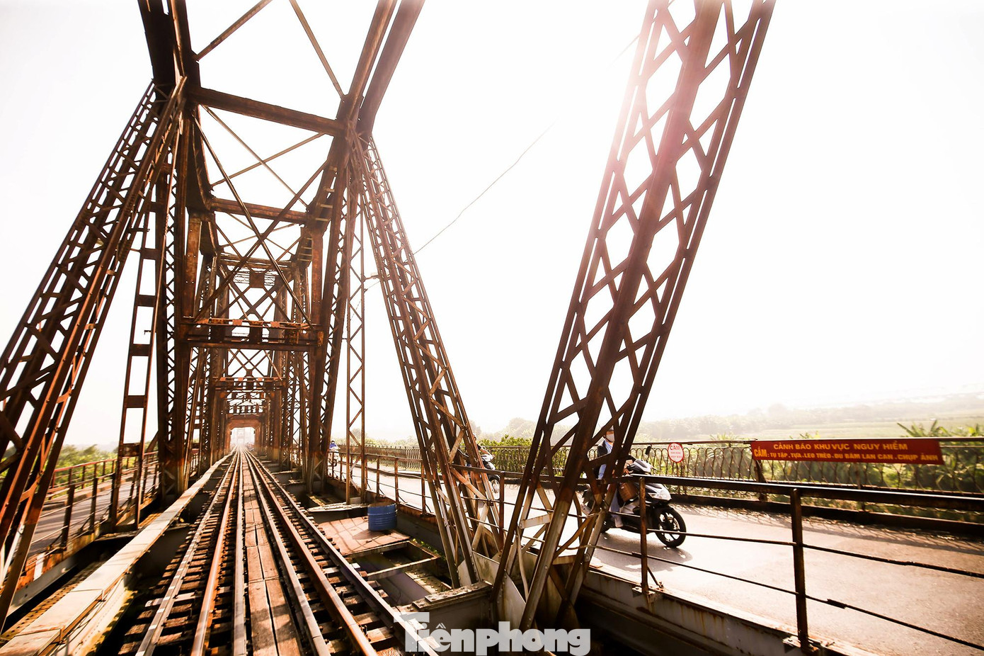 Cầu Long Biên bắc qua sông Hồng, khởi công từ tháng 9/1898, do hãng Daydé-Pillié (Pháp) thiết kế và khánh thành năm 1902. Cầu có chiều dài hơn 1.691m, kết cấu ban đầu là cầu dàn thép, đường sắt chạy ở giữa và hai bên dành cho phương tiện đường bộ.