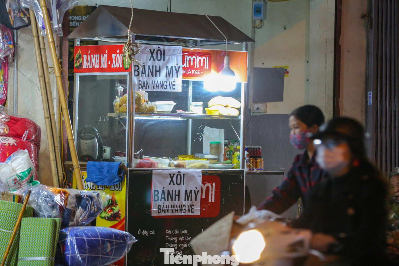 Các hàng ăn trên phố đều đã treo biển chỉ bán mang về. Các hàng ăn trên phố đều đã treo biển chỉ bán mang về.