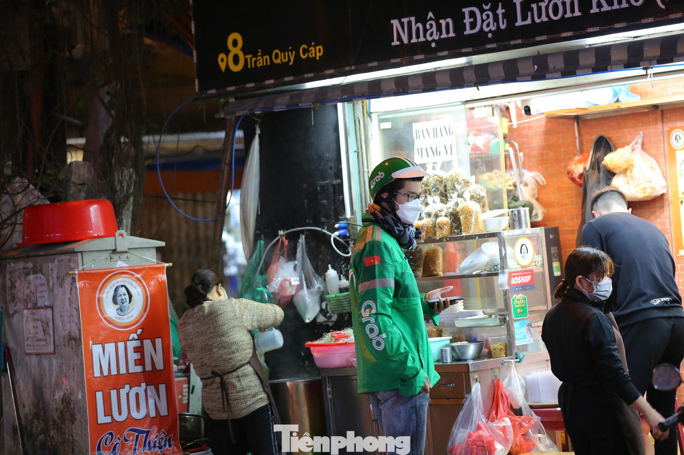 Tại một số địa điểm khác thuộc quận Đống Đa, hàng quán đã chấp hành nghiêm chỉnh yêu cầu chỉ bán mang về. Tại một số địa điểm khác thuộc quận Đống Đa, hàng quán đã chấp hành nghiêm chỉnh yêu cầu chỉ bán mang về.