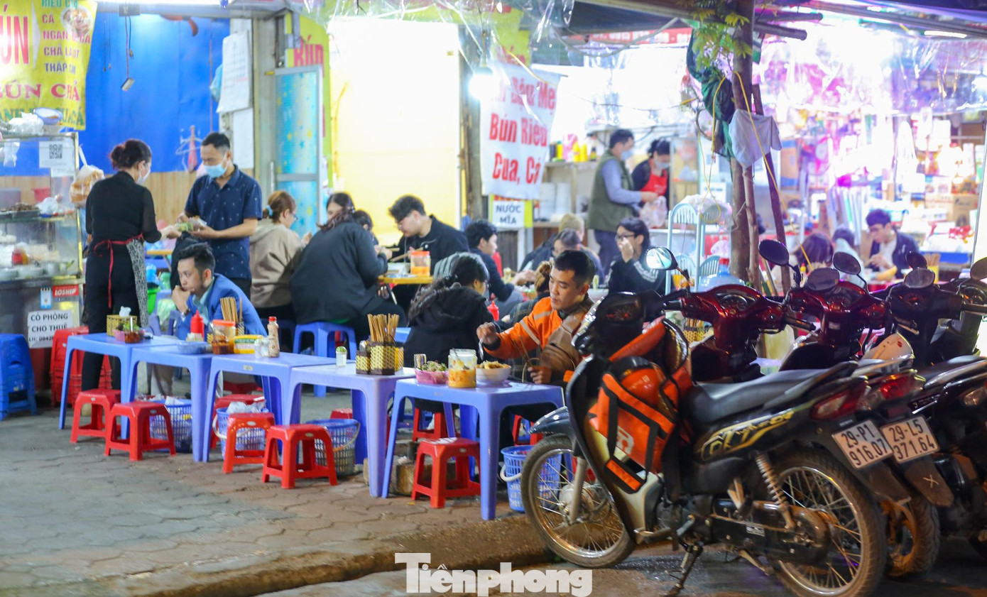 Trong bối cảnh dịch COVID-19 trên địa bàn quận Đống Đa ở cấp độ 3 (màu cam, nguy cơ cao), chính quyền quận đã yêu cầu tạm dừng các hoạt động văn hóa, thể thao, giải trí, các nhà hàng, cơ sở kinh doanh dịch vụ ăn uống, giải khát chỉ được phép bán mang về, đóng cửa trước 21h. Các hoạt động kinh doanh buôn bán tại chợ cóc, chợ tạm sẽ bị cấm. Nhưng đến chiều tối hàng quán vẫn tấp nập khách ngồi ăn tại chỗ. Trong bối cảnh dịch COVID-19 trên địa bàn quận Đống Đa ở cấp độ 3 (màu cam, nguy cơ cao), chính quyền quận đã yêu cầu tạm dừng các hoạt động văn hóa, thể thao, giải trí, các nhà hàng, cơ sở kinh doanh dịch vụ ăn uống, giải khát chỉ được phép bán mang về, đóng cửa trước 21h. Các hoạt động kinh doanh buôn bán tại chợ cóc, chợ tạm sẽ bị cấm. Nhưng đến chiều tối hàng quán vẫn tấp nập khách ngồi ăn tại chỗ.