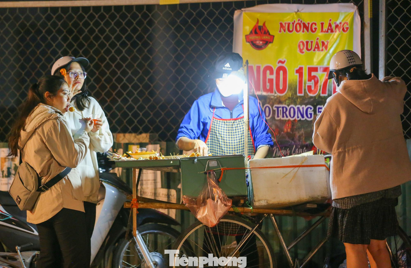 Tại các hàng bán ngay dưới lòng đường, một số người ăn tại chỗ, dù diễn biến dịch vẫn đang diễn biến phức tạp. Tại các hàng bán ngay dưới lòng đường, một số người ăn tại chỗ, dù diễn biến dịch vẫn đang diễn biến phức tạp.