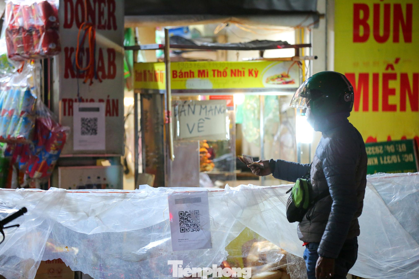 Tại phố Trần Quý Cáp, hàng ăn còn căng dây, che chắn túi ni lông ngăn cách giữa người mua và bán để đảm bảo phòng, chống dịch. Tại phố Trần Quý Cáp, hàng ăn còn căng dây, che chắn túi ni lông ngăn cách giữa người mua và bán để đảm bảo phòng, chống dịch.