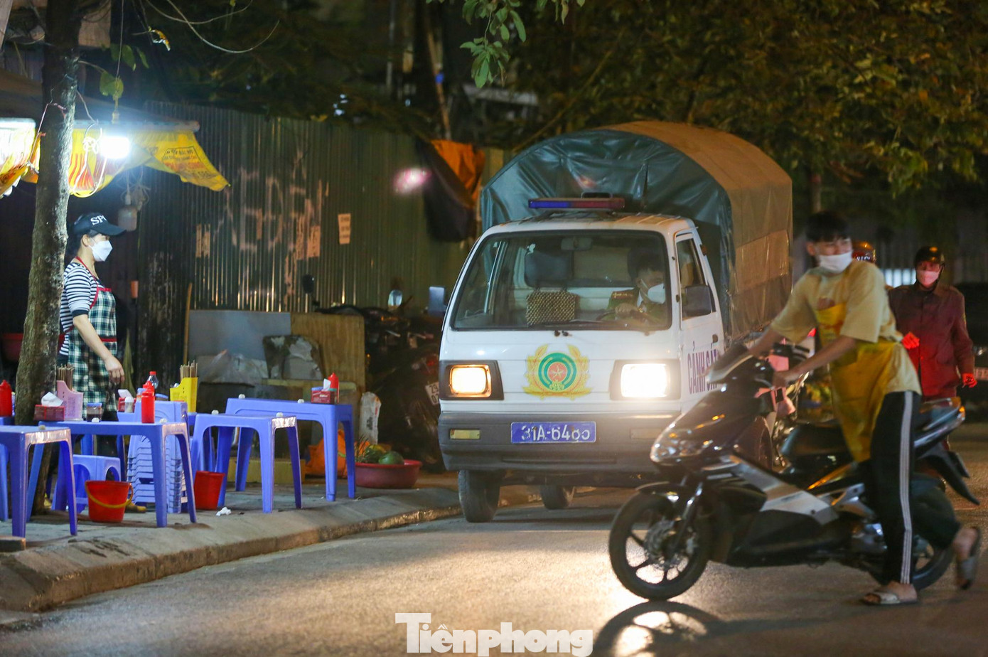 Đến khoảng gần 19h, lực lượng chức năng xuất hiện nhắc nhở các hàng quán đảm bảo yêu cầu công tác phòng, chống dịch. Đến khoảng gần 19h, lực lượng chức năng xuất hiện nhắc nhở các hàng quán đảm bảo yêu cầu công tác phòng, chống dịch.