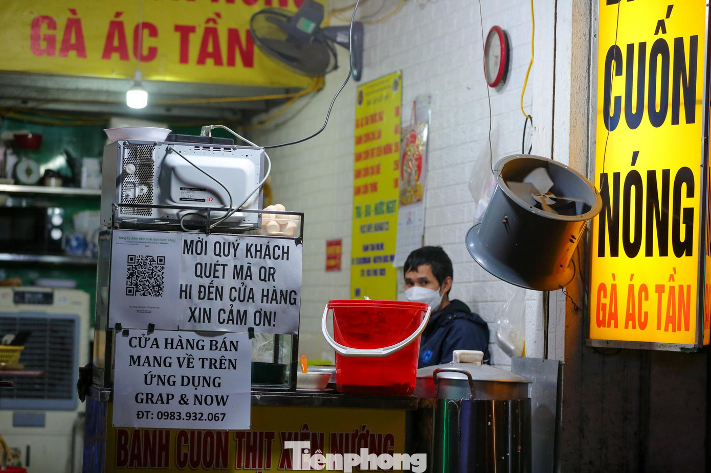 Quận này cũng chiếm 7 trên tổng số 13 phường, ở cấp độ 3 (Khâm Thiên, Trung Phụng, Quốc Tử Giám, Văn Miếu, Phương Liên, Khương Thượng, Thổ Quan) ở Hà Nội. Quận này cũng chiếm 7 trên tổng số 13 phường, ở cấp độ 3 (Khâm Thiên, Trung Phụng, Quốc Tử Giám, Văn Miếu, Phương Liên, Khương Thượng, Thổ Quan) ở Hà Nội.