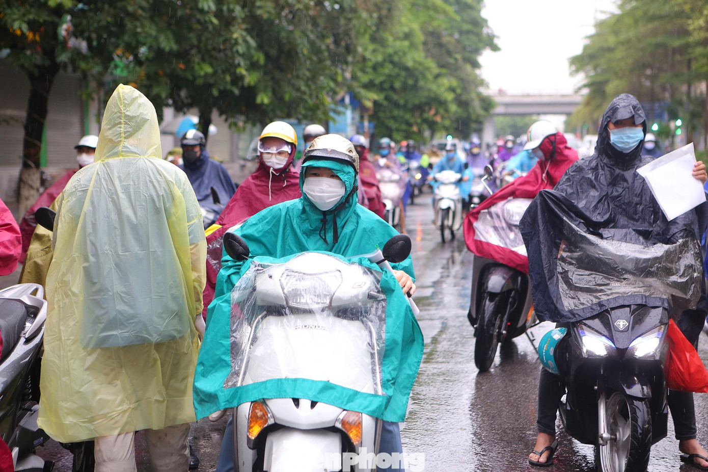 Chốt kiểm soát trên phố Đào Tấn (quận Ba Đình, Hà Nội) vào giờ cao điểm đã "giảm tải" khi lực lượng công an phường với sự phối hợp của dân quân, tổ dân phố vừa tiến hành phân làn giao thông, vừa kiểm tra giấy tờ của người tham gia giao thông.