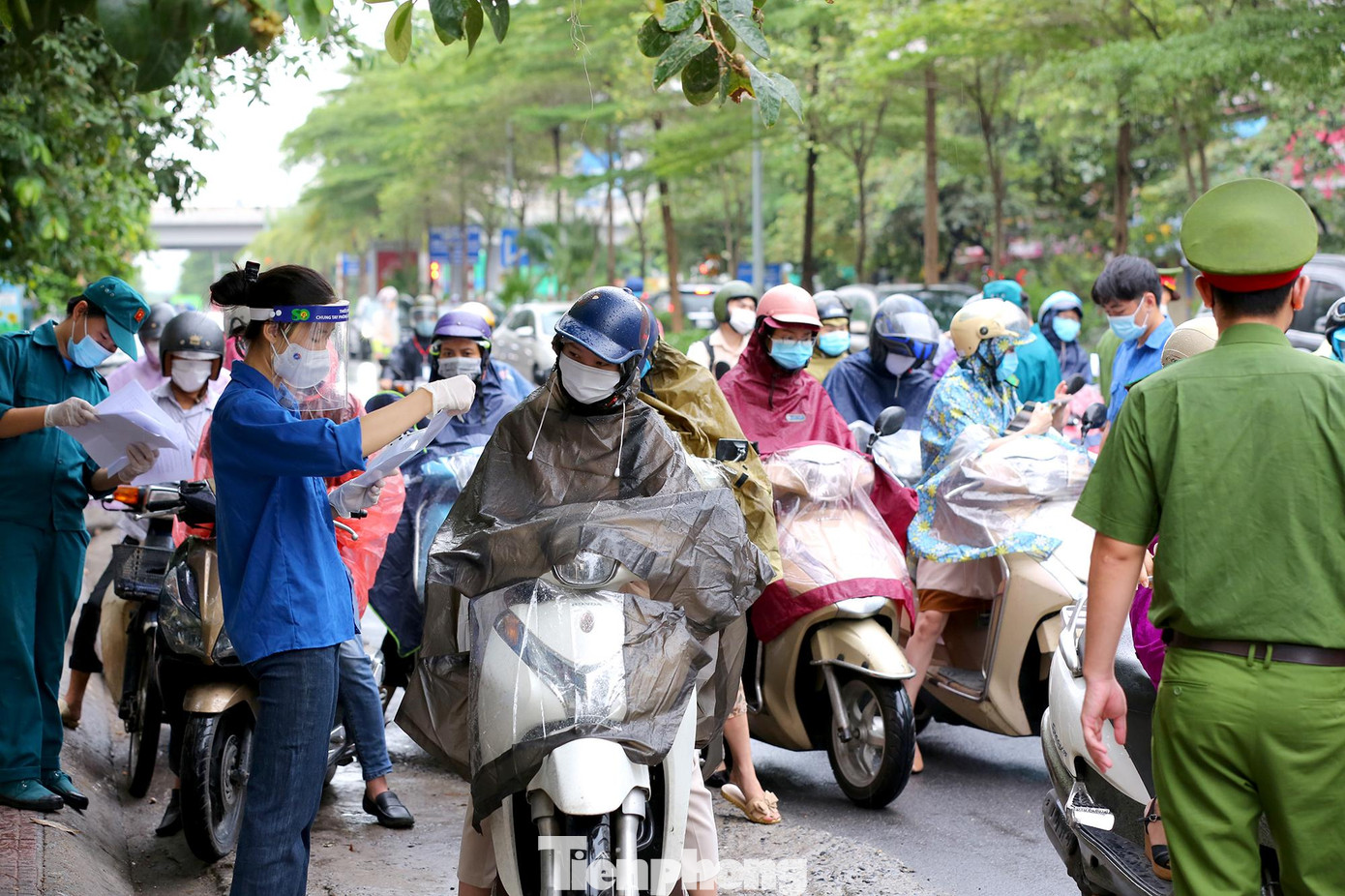 Được biết, sáng nay, TP Hà Nội cũng đã thông báo người đi đường chỉ cần xuất trình giấy tờ tùy thân (chứng minh nhân dân, căn cước công dân, hộ chiếu) kèm theo giấy đi đường.