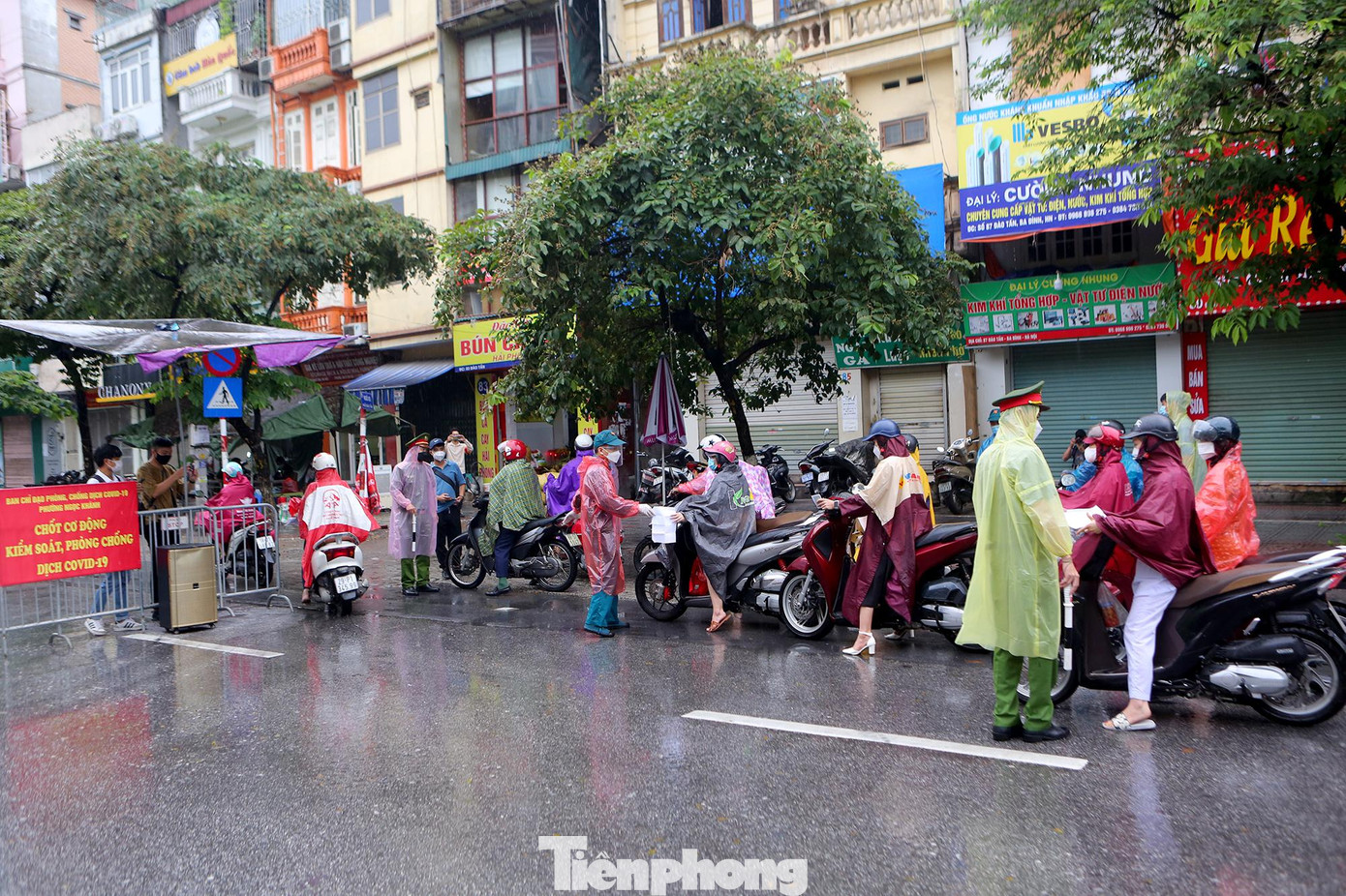 Người điều khiển xe máy, xe đạp sẽ được hướng dẫn vào lối riêng để tránh ùn tắc giao thông.