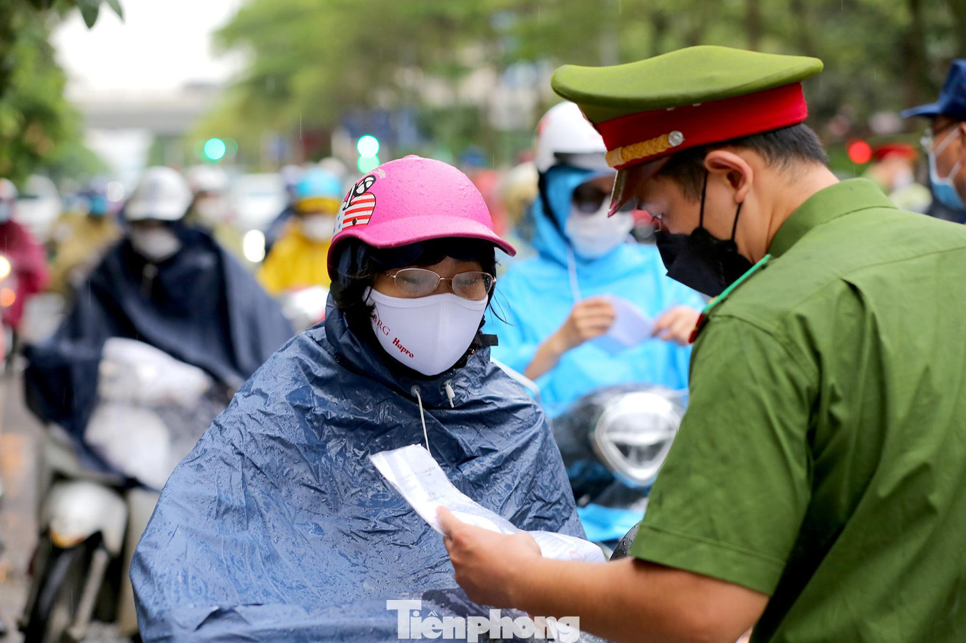 Như vậy so với quy định ban hành hôm 8/8, thành phố giảm các loại giấy tờ gồm: lịch trực, lịch làm việc, văn bản phân công nhiệm vụ của cơ quan, đơn vị.