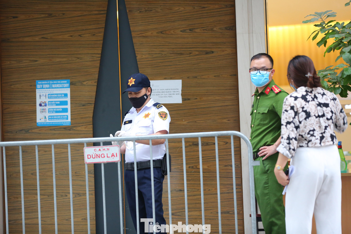 Cùng đó, khử khuẩn toàn bộ tầng bệnh nhân ở, hành lang và cầu thang máy tòa nhà.