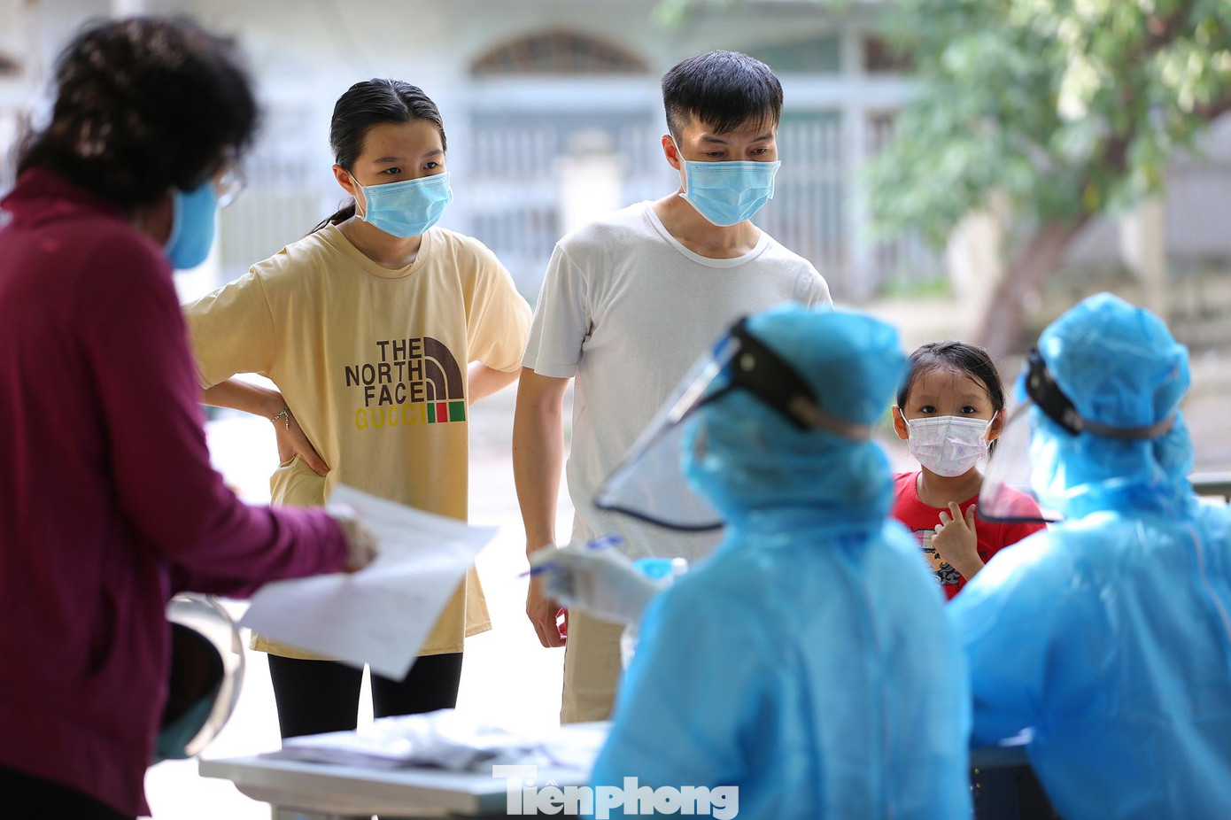 Quận Cầu Giấy tiến hành lấy mẫu xét nghiệm nhanh, sàng lọc phát hiện SARS-CoV-2 cho các trường hợp liên quan.