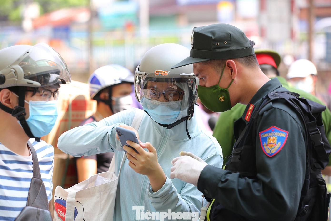 Lưc lượng chức năng sáng nay đã tiến hành kiểm tra và xử phạt các trường hợp không có đủ giấy tờ hợp lệ.