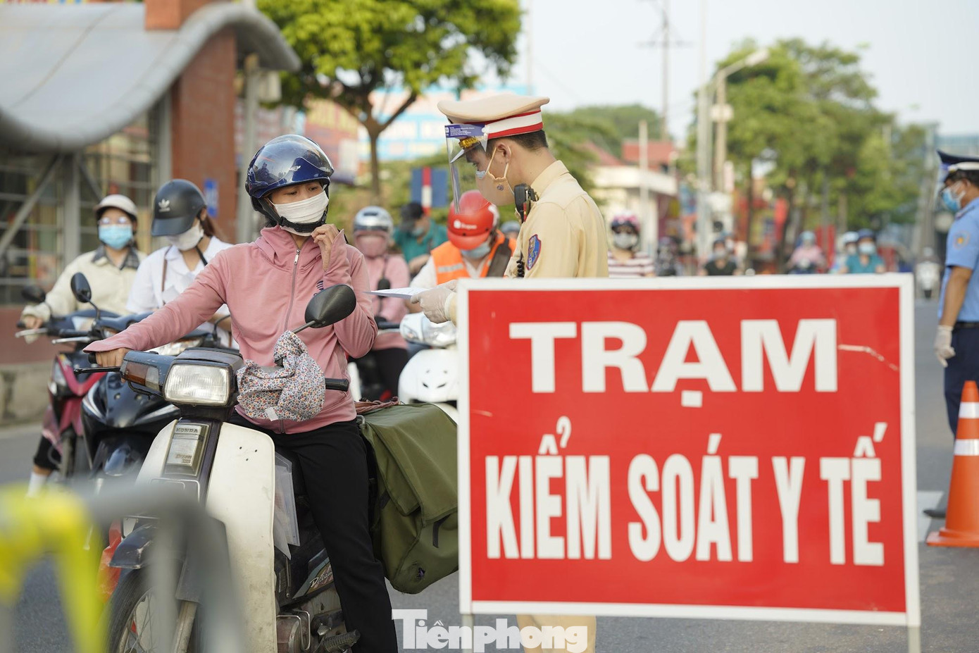 Theo Công an thành phố, thực hiện chỉ đạo của TP Hà Nội về kiểm soát, phong tỏa "triệt để" phương tiện, người dân từ ngoài vào trong, từ trong ra ngoài giữa các vùng, đúng nguyên tắc cách ly, ngăn ngừa lây nhiễm chéo.