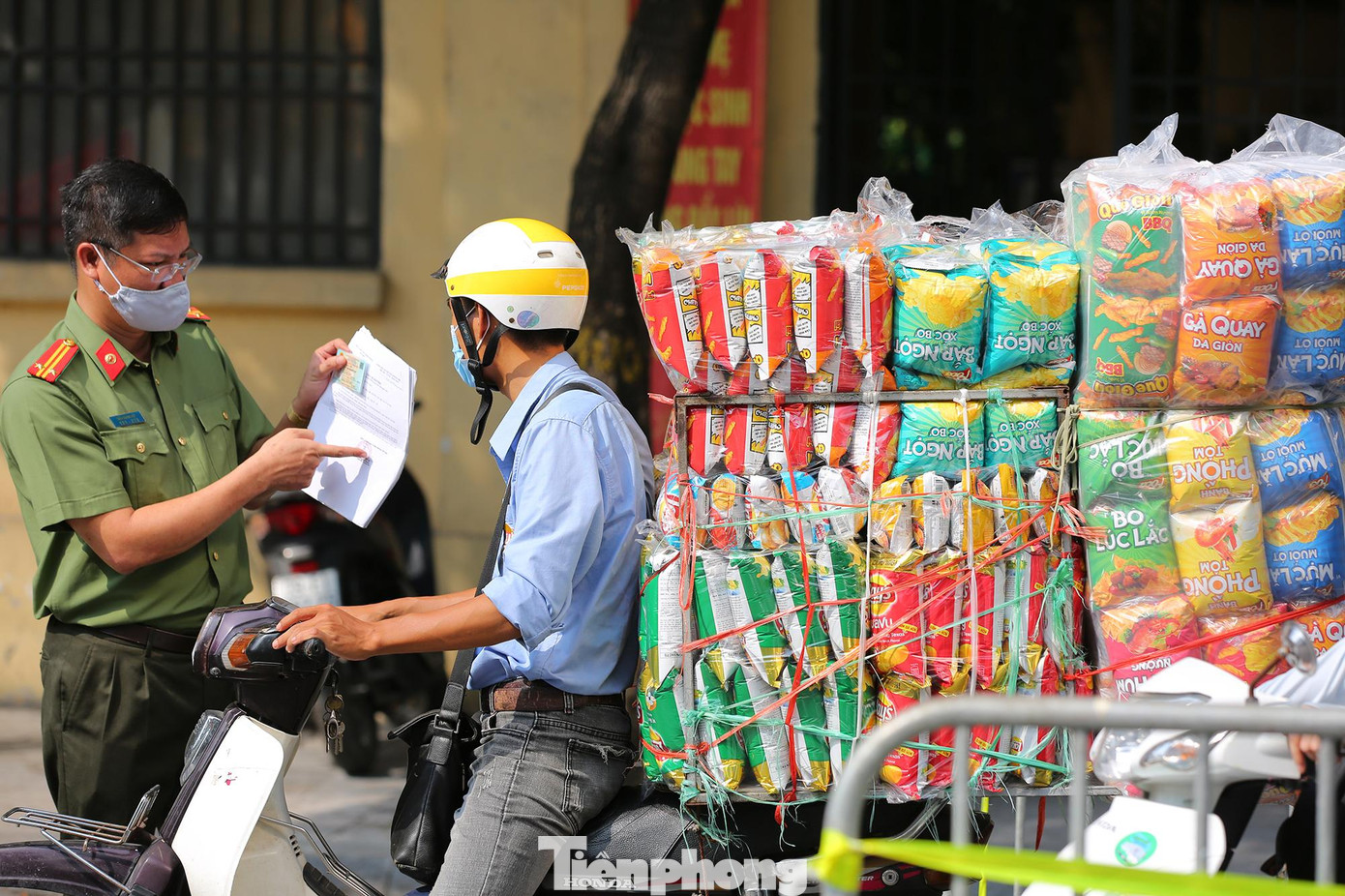 Ngoài việc kiểm tra giấy đi đường lực lượng tại chốt còn tuyên truyền về chính sách mới về giấy tờ ra đường sau ngày 6/9 để người dân nắm bắt và chấp hành.