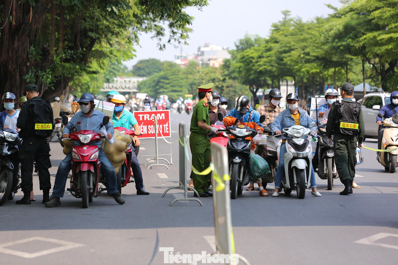 Tại điểm chốt kiểm soát chợ Gạo lối dẫn lên cầu Chương Dương, lực lượng được chia làm 4 ca trực, mỗi ca 6 tiếng. Trong đó, Công an thành phố Hà Nội 10 cán bộ, chiến sĩ; 2 cán bộ Sở Giao thông vận tải; 2 cán bộ Bộ Tư lệnh Thủ đô và Sở Y tế 2 cán bộ. Tổng số 16 cán bộ/ chốt.