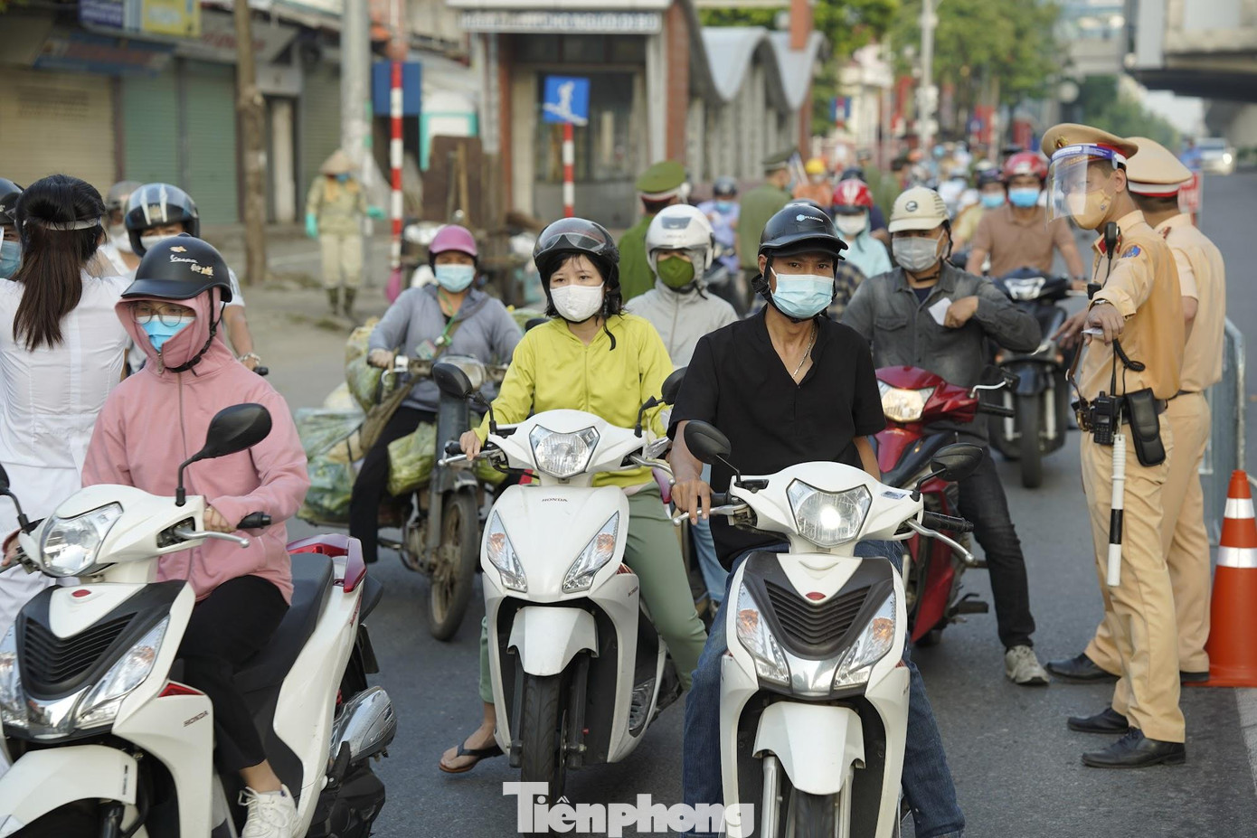 Từ 6h sáng nay, 4/9, Công an Hà Nội phối hợp với các lực lượng chức năng đã triển khai 39 chốt kiểm soát phân "vùng 1", giám sát thực hiện giãn cách xã hội.