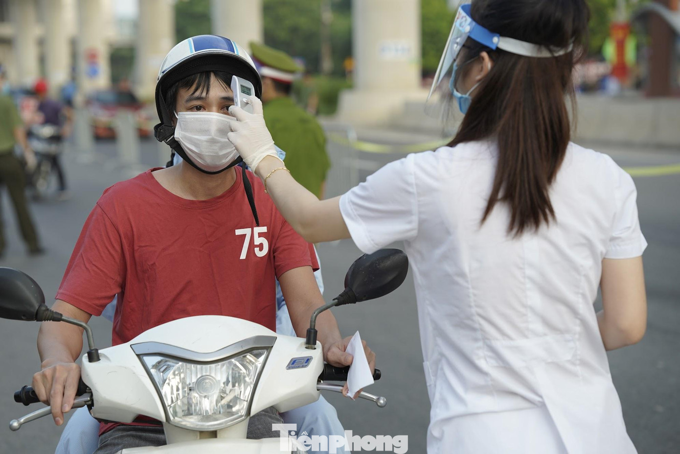 Bắt đầu từ 6h sáng 4/9, lực lượng chức năng đã làm nhiệm vụ dừng phương tiện, đo thân nhiệt, yêu cầu khai báo y tế, kiểm tra giấy đi đường do cơ quan có thẩm quyền cấp theo quy định. Việc kiểm soát được đảm bảo an toàn và không để tình trạng ùn tắc giao thông.