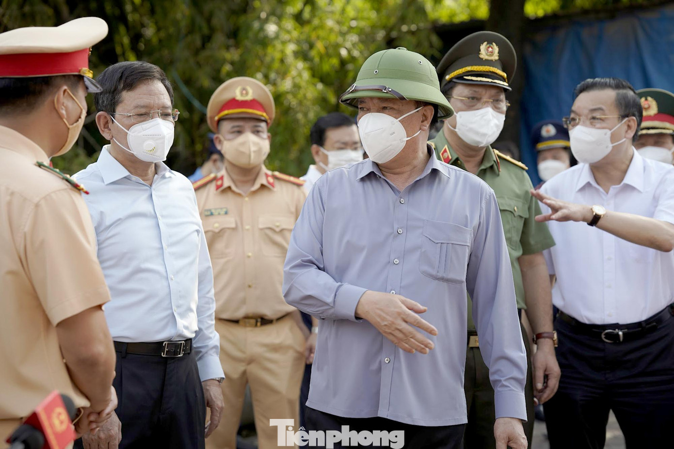 Sáng 4/9 tại đường 32 địa phận quận Bắc Từ Liêm, Bí thư Thành ủy Hà Nội Đinh Tiến Dũng và Chủ tịch TP Chu Ngọc Anh cùng lãnh đạo thành phố, sở, ngành đã trực tiếp kiểm tra công tác lập chốt chuẩn bị kiểm soát chặt người và phương tiện sau khi đã phân vùng chống dịch.