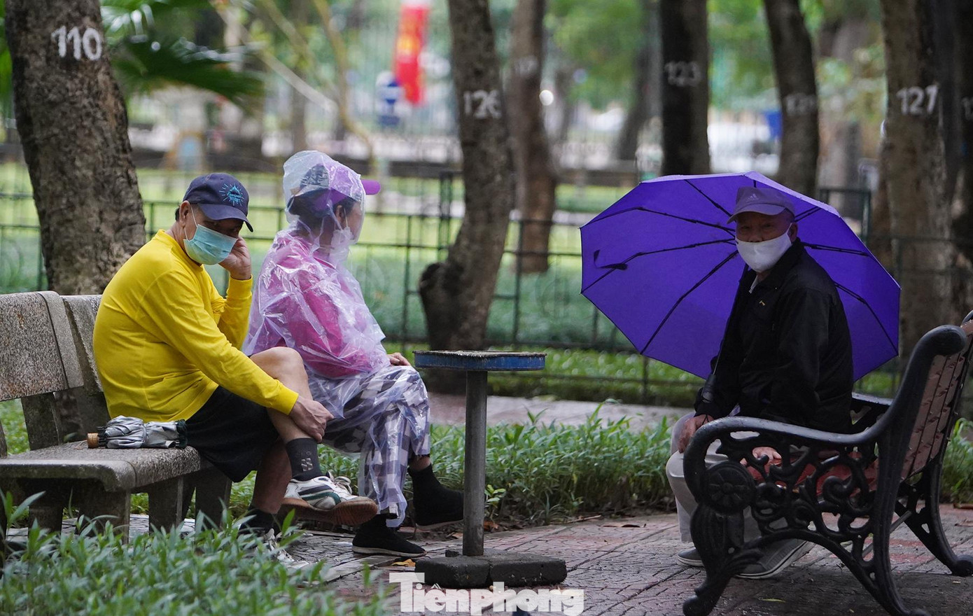 Người dân tranh thủ ngồi nghỉ ngơi sau khi luyện tập.