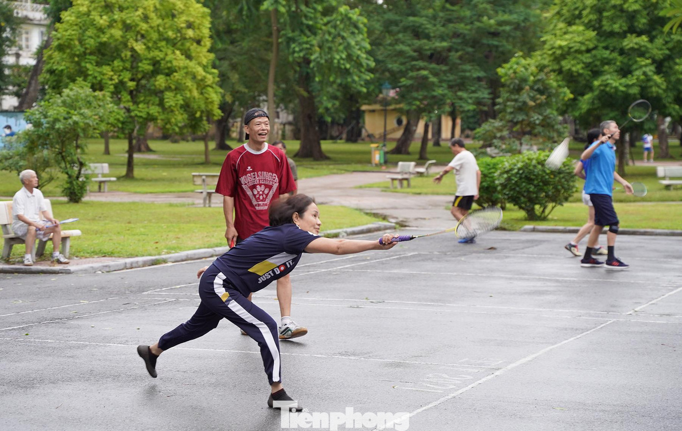 Một số người vẫn chủ quan, không đeo khẩu trang khi chơi thể thao.