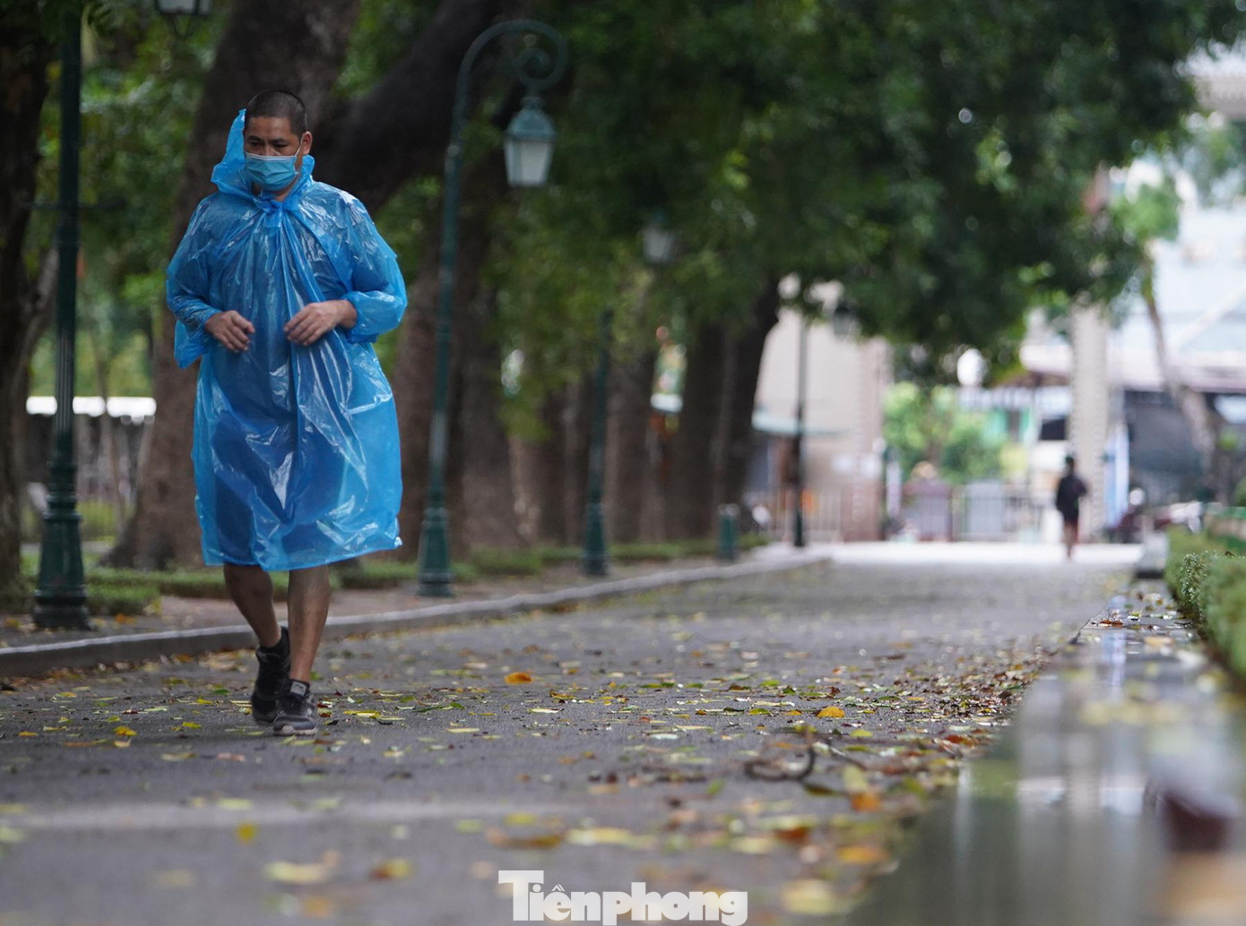 Cơn mưa buổi sáng sớm cũng không cản được sự hồ hởi của người dân.