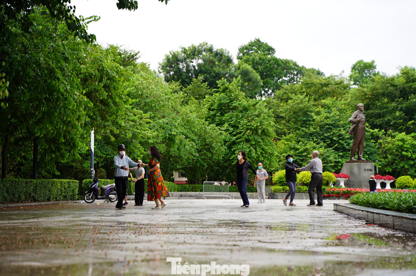 Các cặp nam nữ, các cụ ông, cụ bà rủ nhau tới vườn hoa Lênin thể thao khiêu vũ.