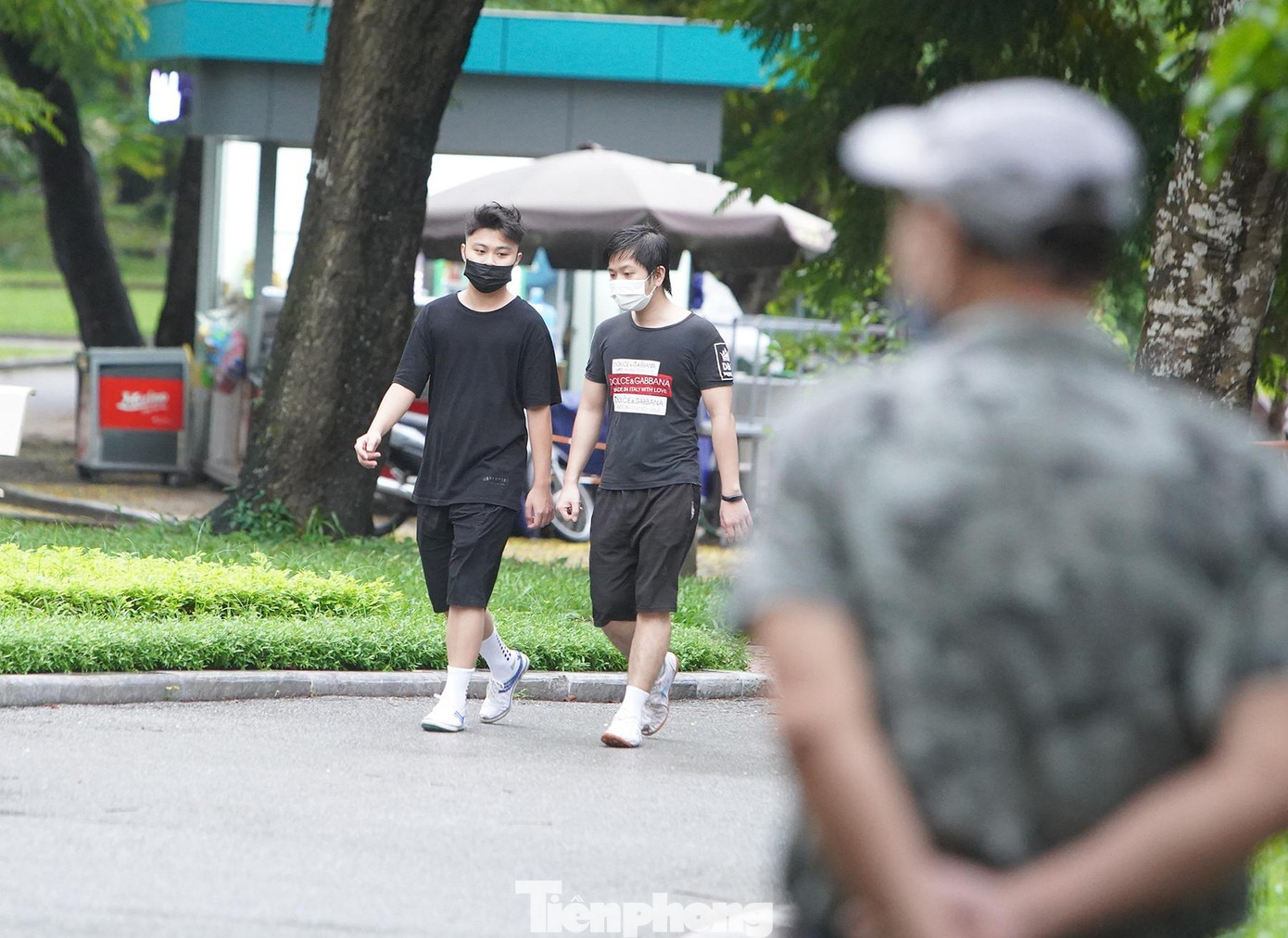 Hơn 7h sáng, trời tạnh mưa, khu vực hồ Bảy Mẫu trong công viên nhộn nhịp hơn.