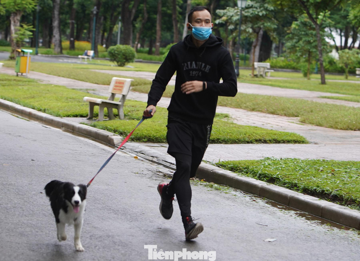 Thanh niên dắt theo cả thú cưng khi chạy bộ.