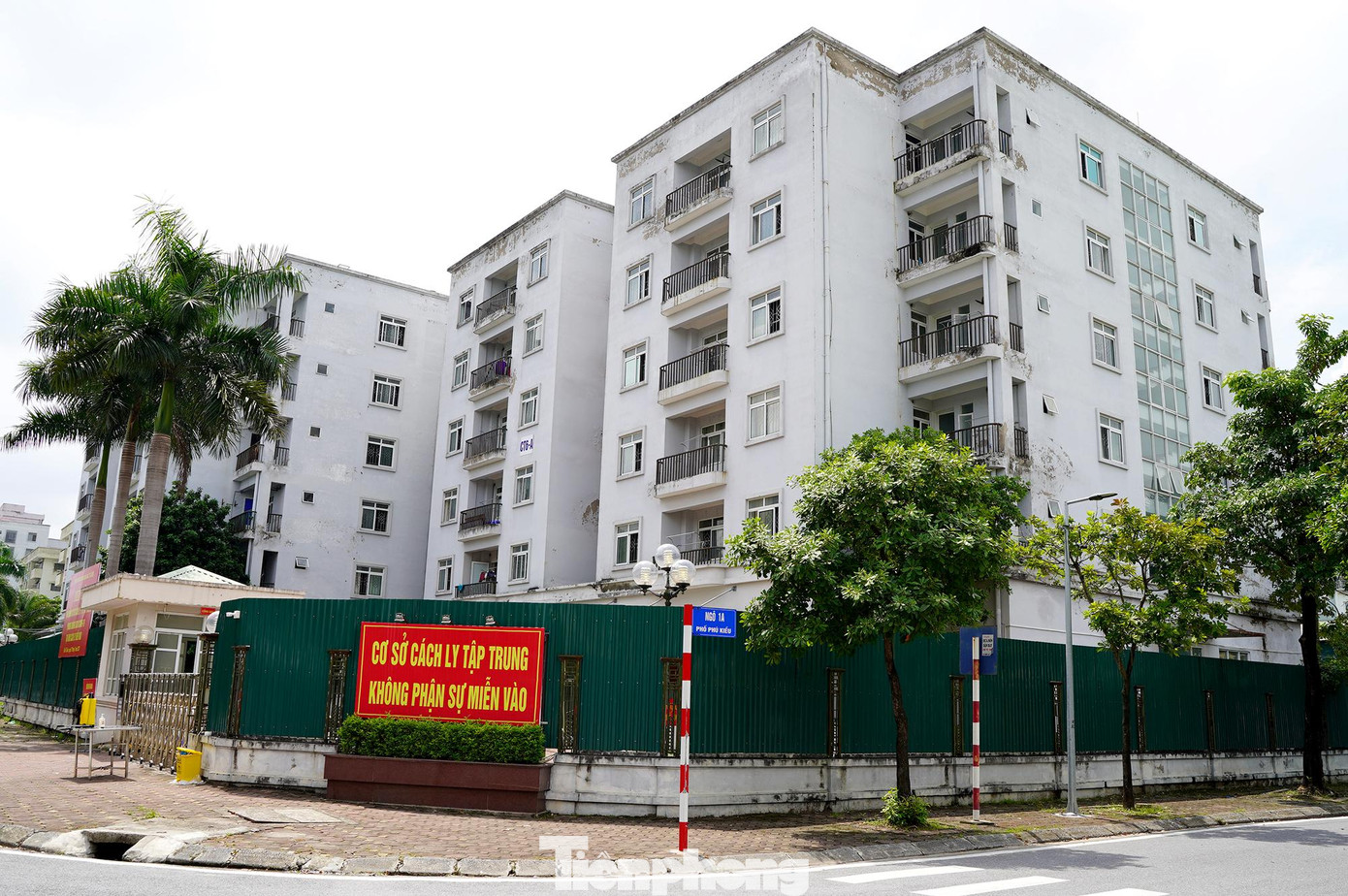 Mới đây Công an quận Bắc Từ Liêm vừa triển khai lắp đặt 6 camera giám sát quanh khu vực cách ly tập trung ở tòa nhà CT6A, CT6B, CT6C thuộc phố Kiều Mai (phường Phúc Diễn). Mới đây Công an quận Bắc Từ Liêm vừa triển khai lắp đặt 6 camera giám sát quanh khu vực cách ly tập trung ở tòa nhà CT6A, CT6B, CT6C thuộc phố Kiều Mai (phường Phúc Diễn).