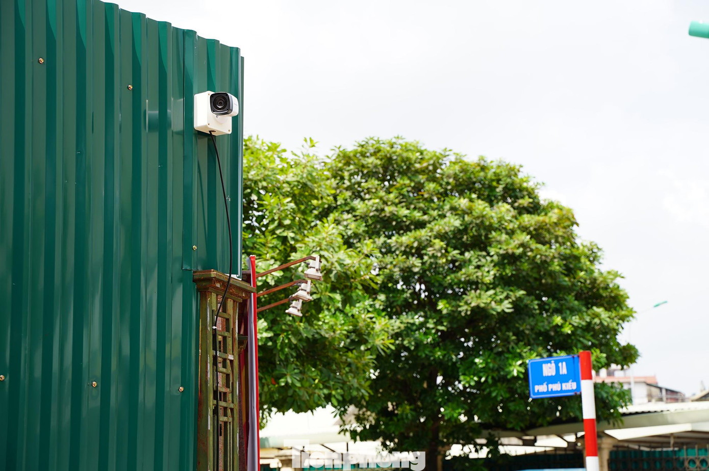 Lắp camera an ninh giúp cơ quan chức năng giám sát đầy đủ hoạt động của người bên trong và xung quanh khu cách ly tại đây. Lắp camera an ninh giúp cơ quan chức năng giám sát đầy đủ hoạt động của người bên trong và xung quanh khu cách ly tại đây.