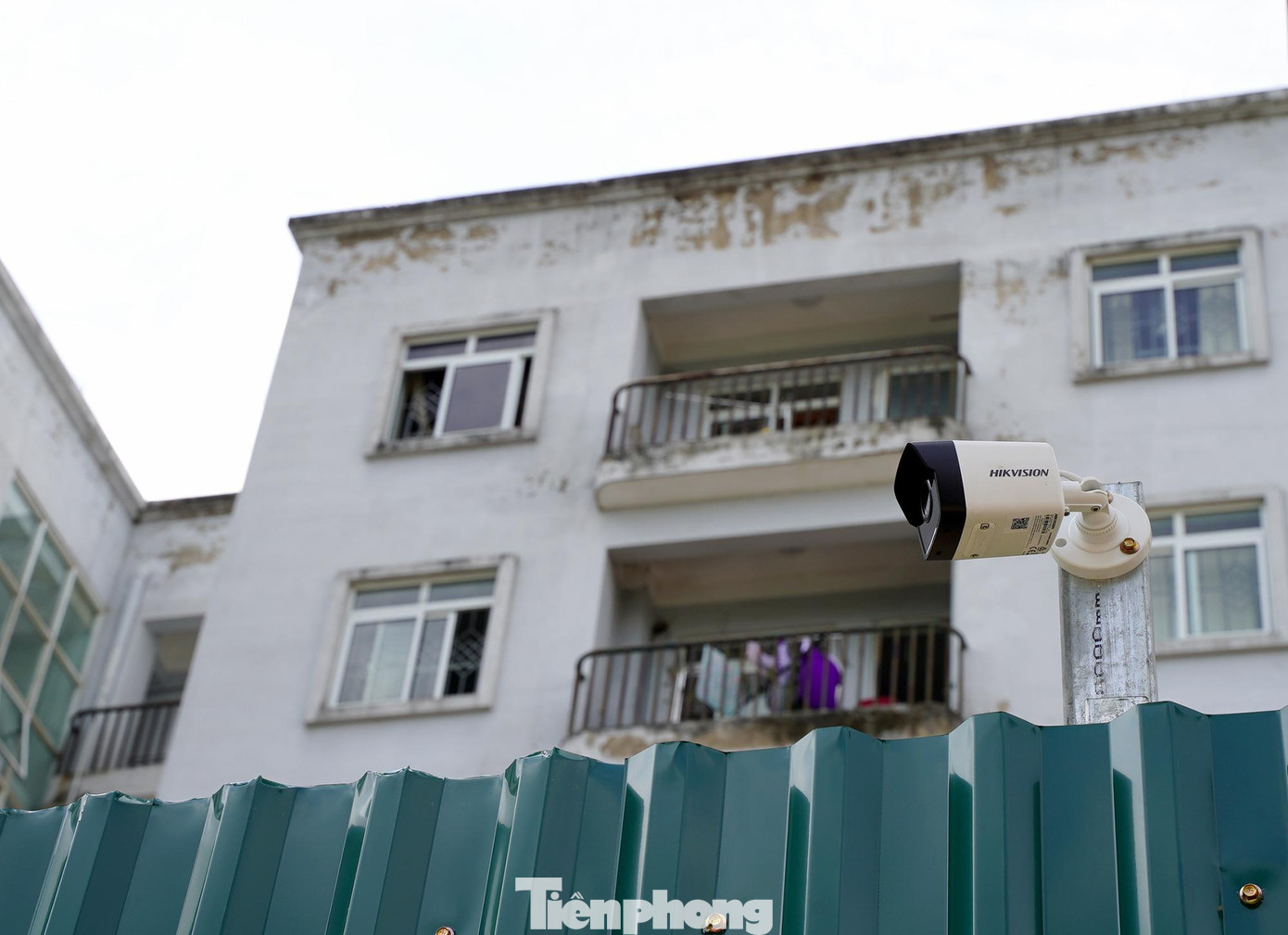 Thiếu tá Nguyễn Thị Bình, Phó Đội trưởng Đội an ninh, Công an quận Bắc Từ Liêm cho biết, ngày 27/8 vừa qua Công an quận đưa hệ thống giám sát camera an ninh để hỗ trợ các cán bộ chiến sĩ trong công tác đảm bảo an ninh trật tự vòng ngoài khu cách ly. Thiếu tá Nguyễn Thị Bình, Phó Đội trưởng Đội an ninh, Công an quận Bắc Từ Liêm cho biết, ngày 27/8 vừa qua Công an quận đưa hệ thống giám sát camera an ninh để hỗ trợ các cán bộ chiến sĩ trong công tác đảm bảo an ninh trật tự vòng ngoài khu cách ly.