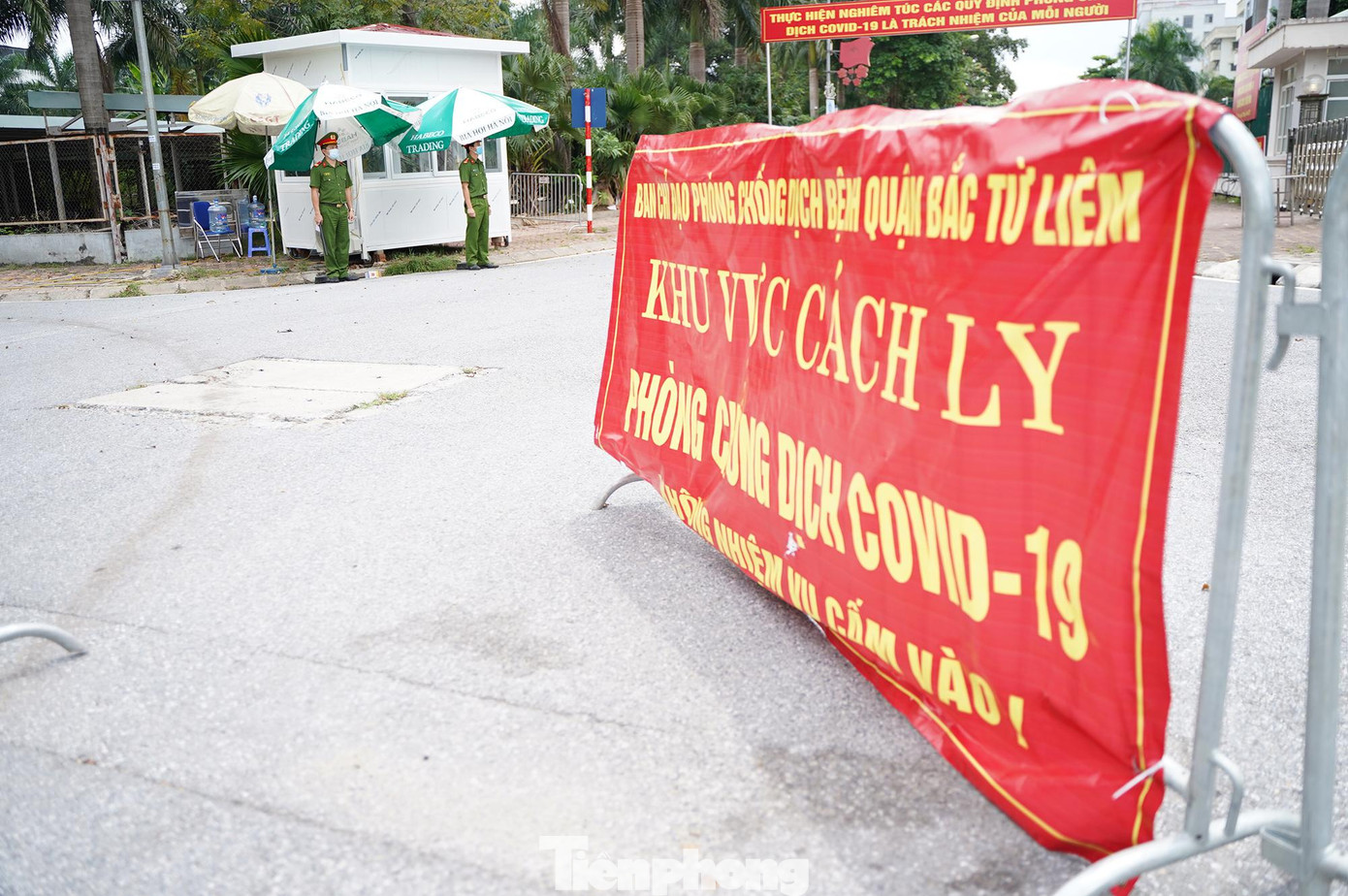 Khu cách ly tập trung "nội bất xuất, ngoại bất nhập" trên địa bàn quận Bắc Từ Liêm chỉ những người được phân công nhiệm vụ như cảnh sát bảo vệ, nhân viên y tế, quân đội mới được ra vào khu vực này. Khu cách ly tập trung "nội bất xuất, ngoại bất nhập" trên địa bàn quận Bắc Từ Liêm chỉ những người được phân công nhiệm vụ như cảnh sát bảo vệ, nhân viên y tế, quân đội mới được ra vào khu vực này.