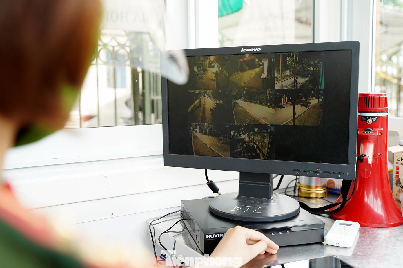 Mỗi chốt gồm 2 đồng chí trực 24/24h tại chốt cách ly, thực hiện giám sát các hoạt động bên ngoài khu cách ly và giám sát hình ảnh, vận hành của camera. Mỗi chốt gồm 2 đồng chí trực 24/24h tại chốt cách ly, thực hiện giám sát các hoạt động bên ngoài khu cách ly và giám sát hình ảnh, vận hành của camera.