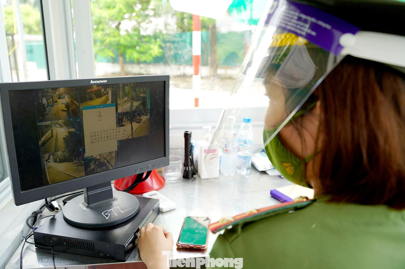 Tại khu cách ly các F1 ở phố Kiều Mai hiện vẫn đang huy động 4 chốt kiểm soát với 40 lượt cán bộ chiến sĩ tham gia đảm bảo an ninh trật tự mỗi ngày. Tại khu cách ly các F1 ở phố Kiều Mai hiện vẫn đang huy động 4 chốt kiểm soát với 40 lượt cán bộ chiến sĩ tham gia đảm bảo an ninh trật tự mỗi ngày.