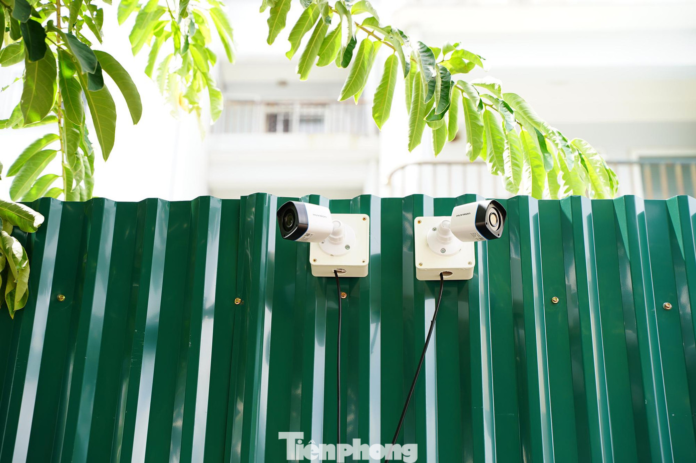 Không những thế camera còn hỗ trợ việc trích xuất lộ trình của những người ra vào và gần khu vực này để truy vết nhanh, chính xác khi cần thiết nhằm hạn chế mức độ lây lan dịch bệnh. Không những thế camera còn hỗ trợ việc trích xuất lộ trình của những người ra vào và gần khu vực này để truy vết nhanh, chính xác khi cần thiết nhằm hạn chế mức độ lây lan dịch bệnh.