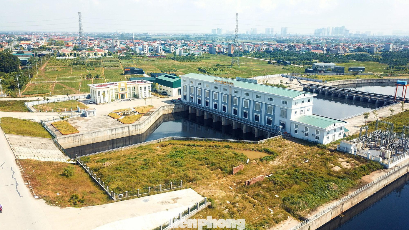 Dự án cải thiện hệ thống tiêu nước khu vực phía tây thành phố Hà Nội gồm 2 hạng mục lớn: Xây dựng cụm công trình đầu mối trạm bơm tiêu Yên Nghĩa và cứng hóa kênh La Khê dẫn nước về bể hút.