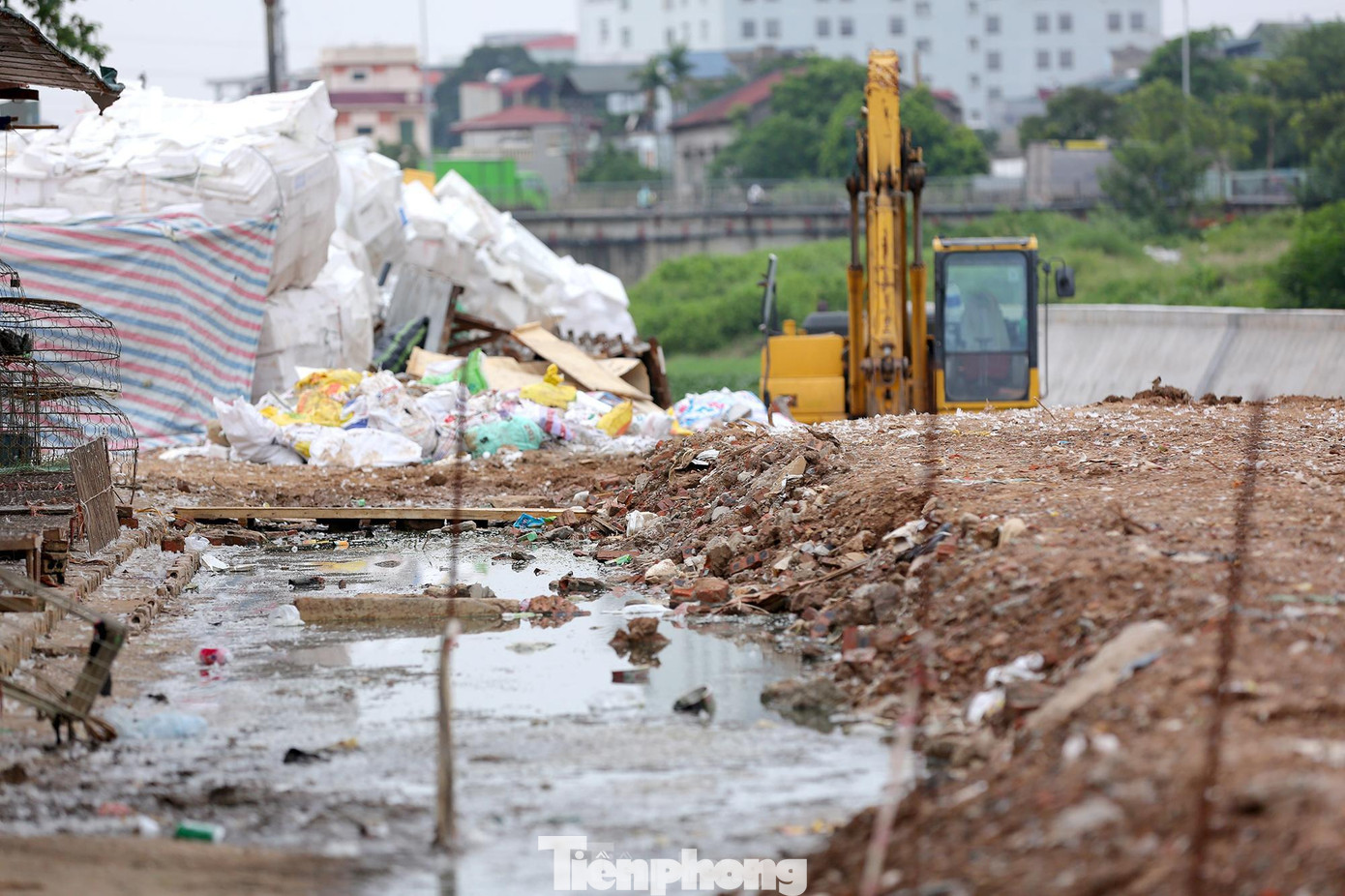 Tuy nhiên tiến độ thi công của công trình khá chậm, đến nay nhiều đoạn kênh dẫn thi công vẫn đang dang dở, chậm tiến độ, ngập ngụa trong rác thải và gây ô nhiễm.