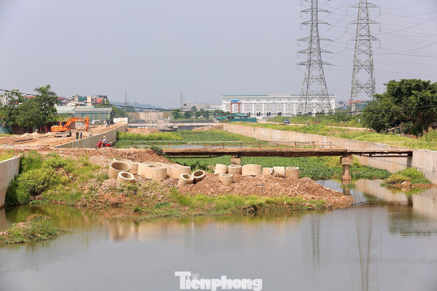 Theo chủ đầu tư dự án, đến nay dự án mới hoàn thành khoảng trên 60% hạng mục đóng cừ và xây tường kè, nạo vét bùn đất ở một số vị trí. Các nhà thầu đang tập trung thi công đóng nốt cừ, cứng hóa kênh mương, nạo vét bùn trong lòng kênh, làm đường giao thông hai bờ kênh...