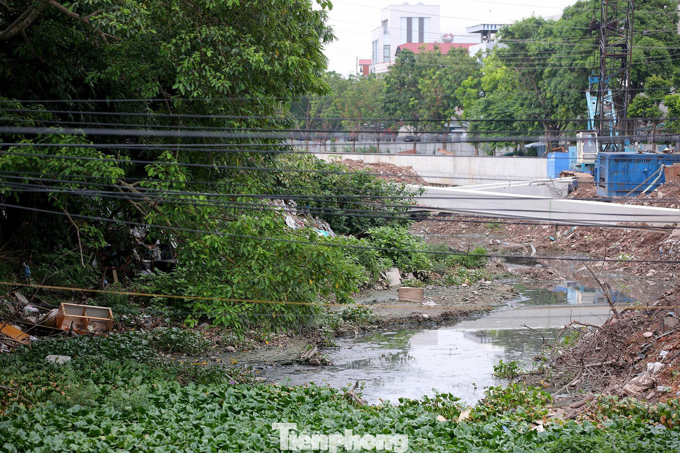 "Những đoạn kênh chưa thi công bất đắc dĩ biến thành nơi... đổ rác, tập kết rác, đồ phế thải. Những ngày hè oi bức, mùi hôi thối bốc lên rất khó chịu" - anh Giang, người dân sống ngay bên bờ kênh chia sẻ.