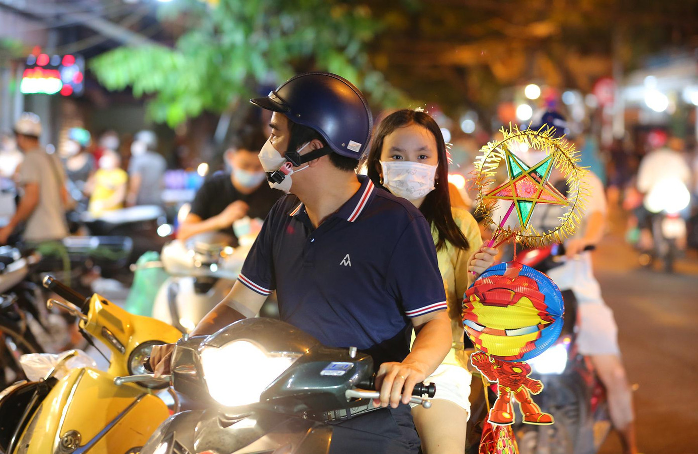 Nhiều bố mẹ dẫn con nhỏ đi vào từng quán chọn các mặt hàng đồ chơi truyền thống. Nhiều bố mẹ dẫn con nhỏ đi vào từng quán chọn các mặt hàng đồ chơi truyền thống.