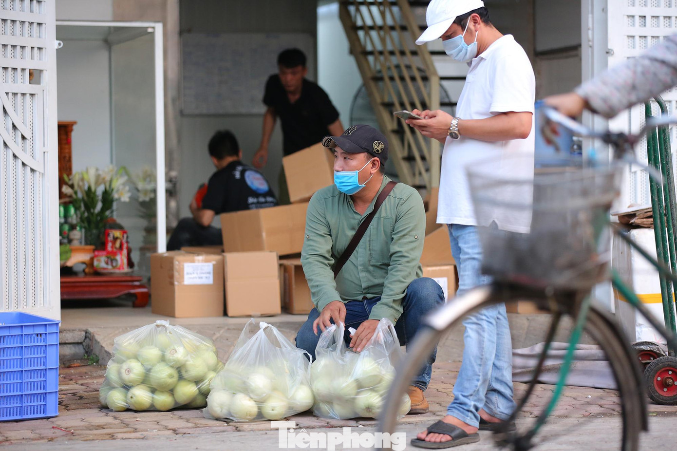 Giá dưa lê được nhóm chị Hiền Lương niêm yết công khai hỗ trợ bà con nông dân Bắc Giang: 8000/kg và dưa hấu là 6000/kg ngay tại điểm tập kết khu tái định cư X2A Yên Sở, Hoàng Mai, Hà Nội. Giá dưa lê được nhóm chị Hiền Lương niêm yết công khai hỗ trợ bà con nông dân Bắc Giang: 8000/kg và dưa hấu là 6000/kg ngay tại điểm tập kết khu tái định cư X2A Yên Sở, Hoàng Mai, Hà Nội.