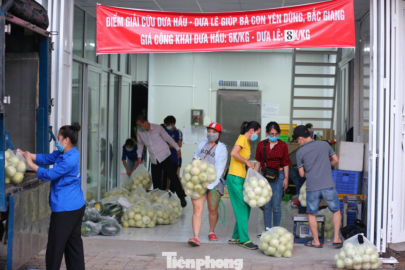 Các túi trước khi chuyển đến tay người đặt hàng đều được cân kiểm tra lại số lượng cẩn thận. Các túi trước khi chuyển đến tay người đặt hàng đều được cân kiểm tra lại số lượng cẩn thận.