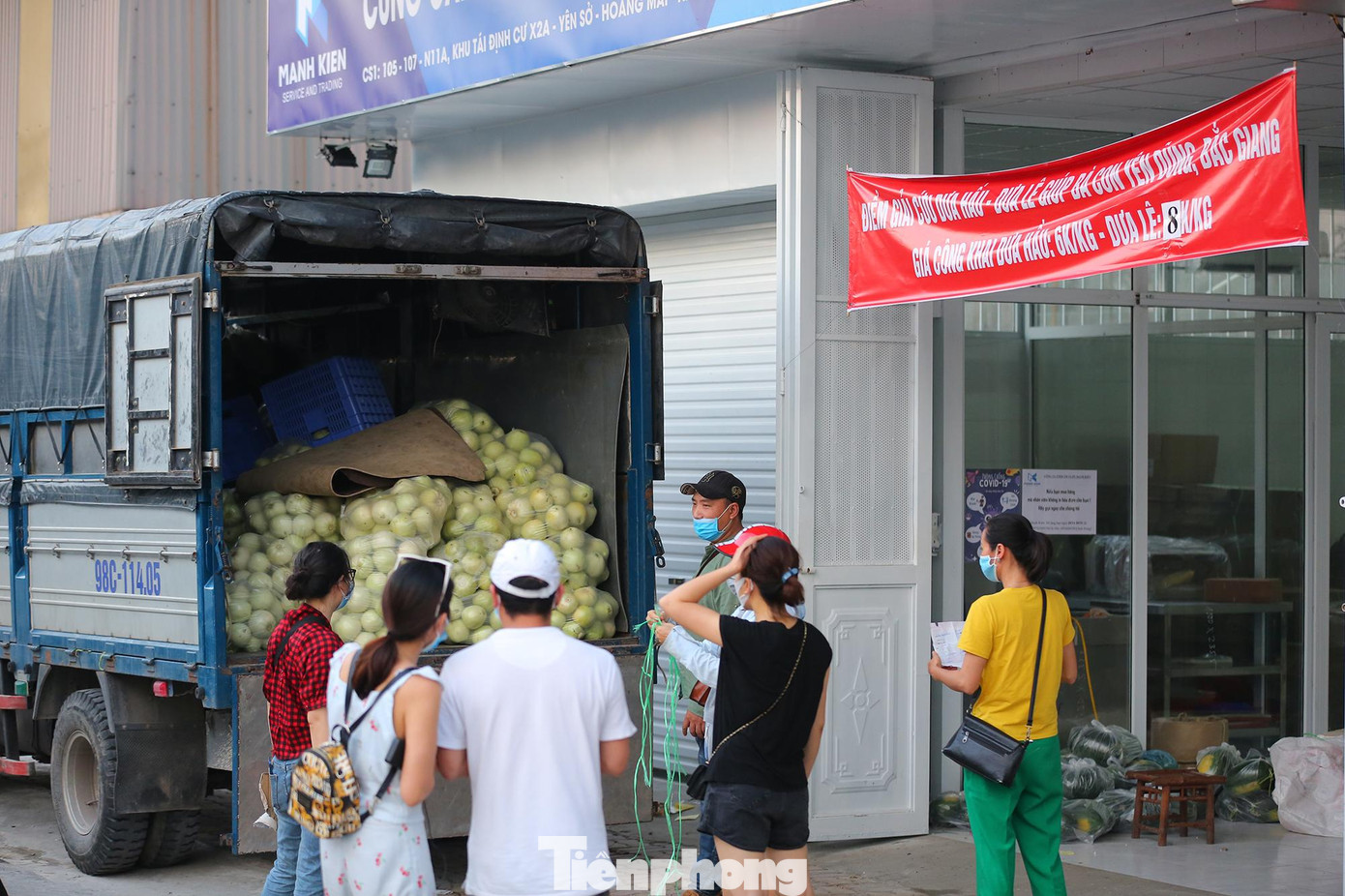 Do tình hình dịch bệnh đang diễn biến phức tạp, trong công văn ban hành, UBND huyện Yên Dũng kêu gọi các tổ chức, cá nhân, doanh nghiệp trên phạm vi cả nước phát huy tinh thần dân tộc, với tấm lòng “tương thân tương ái” hỗ trợ tiêu thụ số lượng dưa trên cho bà con làm nông, góp phần ổn định đời sống nhân dân. Do tình hình dịch bệnh đang diễn biến phức tạp, trong công văn ban hành, UBND huyện Yên Dũng kêu gọi các tổ chức, cá nhân, doanh nghiệp trên phạm vi cả nước phát huy tinh thần dân tộc, với tấm lòng “tương thân tương ái” hỗ trợ tiêu thụ số lượng dưa trên cho bà con làm nông, góp phần ổn định đời sống nhân dân.