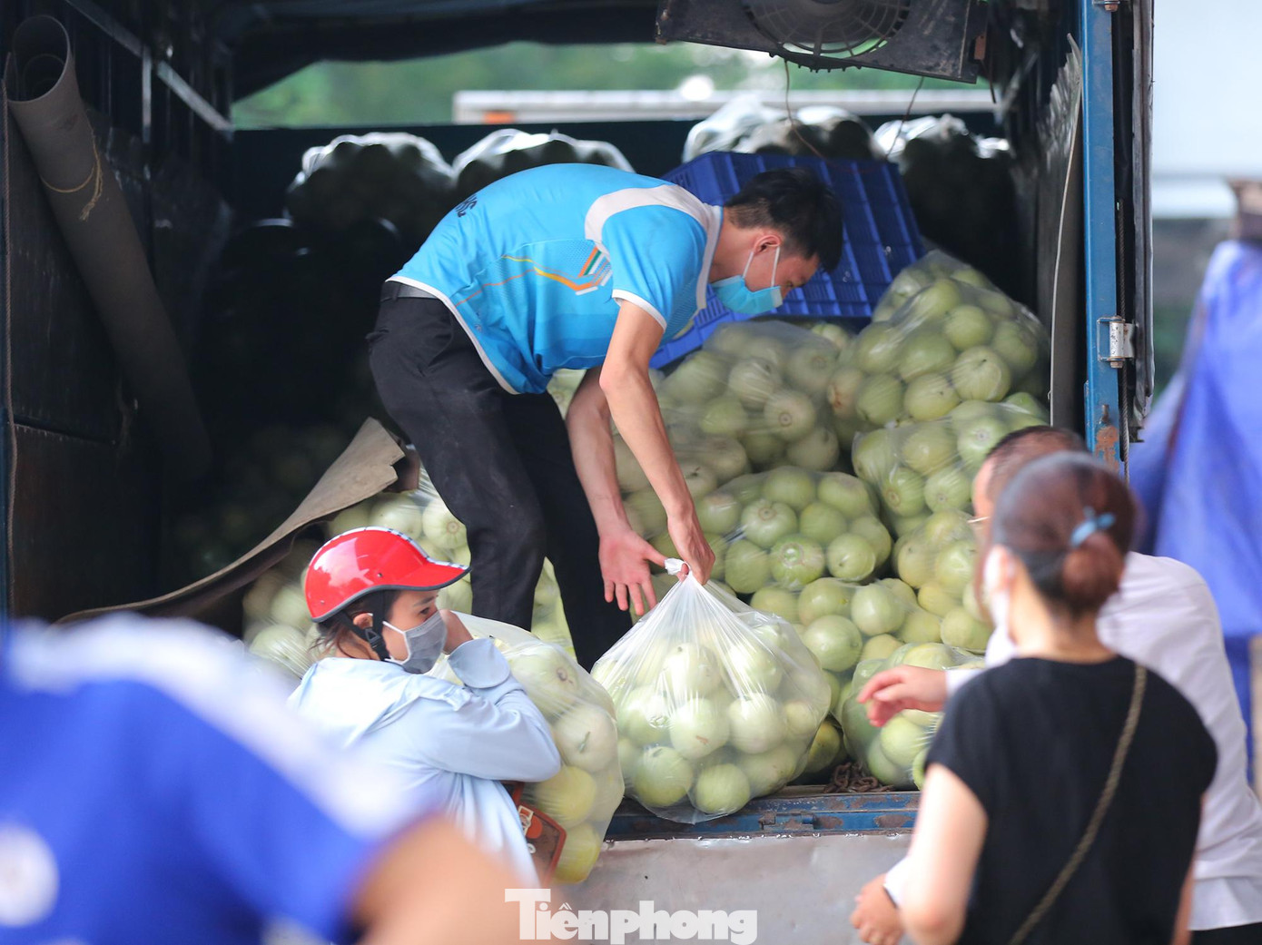 Chị Hiền Lương cùng những người bạn của mình - hội đồng hương Bắc Giang thông qua mạng xã hội đã kêu gọi mọi người cùng chung tay hỗ trợ bà con nông dân tiêu thụ dưa lê. Chị Hiền Lương cùng những người bạn của mình - hội đồng hương Bắc Giang thông qua mạng xã hội đã kêu gọi mọi người cùng chung tay hỗ trợ bà con nông dân tiêu thụ dưa lê.
