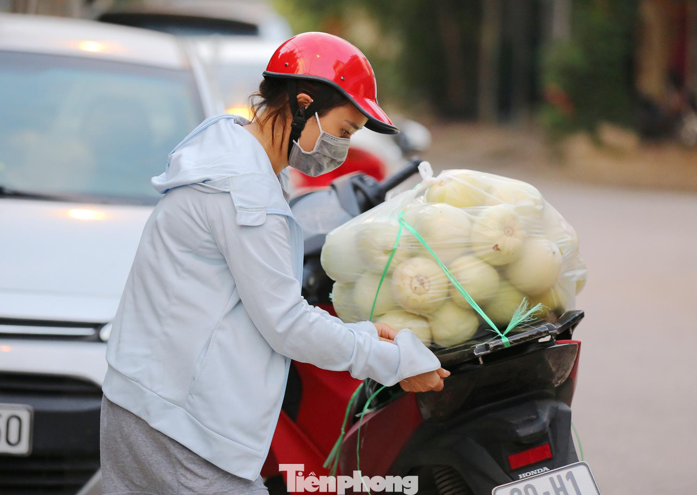 Tại điểm hỗ trợ tiêu thụ nông sản này, nhóm không bán hàng tại chỗ mà chỉ vận chuyển đến tận tay người đặt hàng để đảm bảo công tác phòng, chống dịch bệnh. Tại điểm hỗ trợ tiêu thụ nông sản này, nhóm không bán hàng tại chỗ mà chỉ vận chuyển đến tận tay người đặt hàng để đảm bảo công tác phòng, chống dịch bệnh.