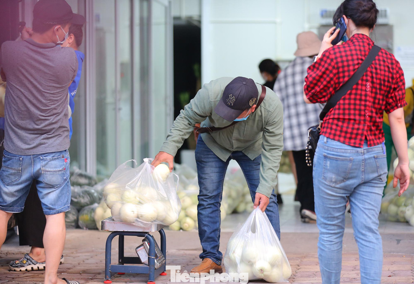 Toàn bộ việc thu mua, vận chuyển được thực hiện theo đúng quy định phòng chống dịch COVID-19. Xe vận chuyển cũng như nông sản được phun khử khuẩn trước khi lên xe. Trong quá trình vận chuyển qua các trạm kiểm dịch, tiếp tục được phun khử khuẩn để đảm bảo đưa sản phẩm an toàn tới tay người dùng. Toàn bộ việc thu mua, vận chuyển được thực hiện theo đúng quy định phòng chống dịch COVID-19. Xe vận chuyển cũng như nông sản được phun khử khuẩn trước khi lên xe. Trong quá trình vận chuyển qua các trạm kiểm dịch, tiếp tục được phun khử khuẩn để đảm bảo đưa sản phẩm an toàn tới tay người dùng.