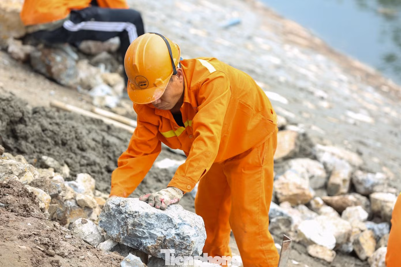 Công nhân đang tiến hành lắp đặt ống thu gom nước thải trên bờ khu vực đường Hoàng Quốc Việt, Nguyễn Khang.