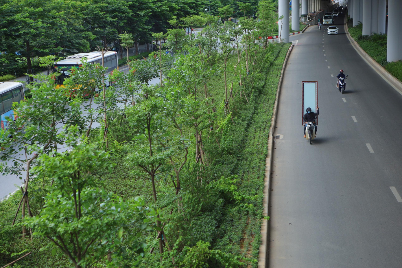 Tuyến đường nhiều cây xanh Phạm Văn Đồng đã trở thành con đường có khả năng chống nắng tốt nhất và dài nhất của Hà Nội.