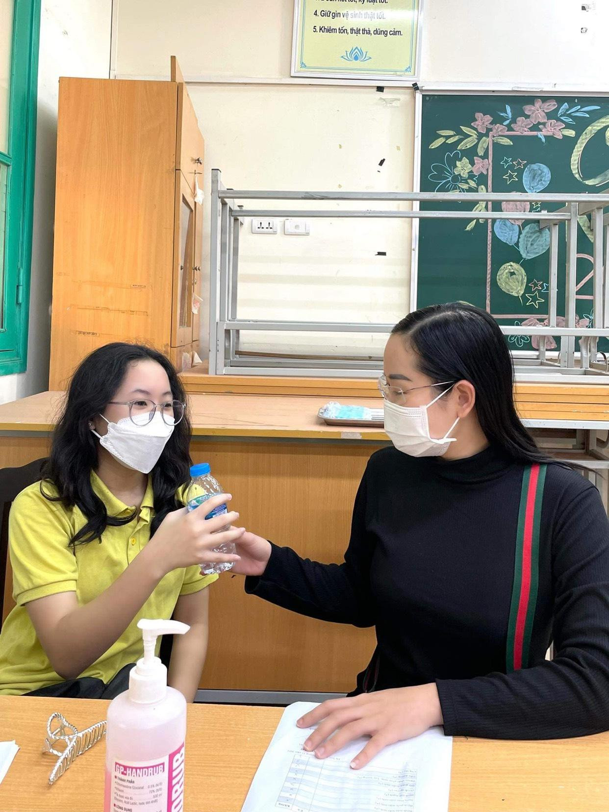 Chị Phạm Mai Hương, có con học lớp 9 cho biết, sáng nay chị dậy sớm nấu ăn sáng cho con ăn đủ chất rồi đến trường. Nhà trường tổ chức quy trình tiêm một chiều, đảm bảo giãn cách. "Đây là cháu thứ 2 trong gia đình được tiêm vắc xin. Hôm thứ 4, cháu lớn học THPT đã được tiêm mũi 1. Dù có chút bồi hồi, lo lắng nhưng có vắc xin phòng bệnh để tiêm vẫn tốt hơn không được tiêm", chị Hương nói.