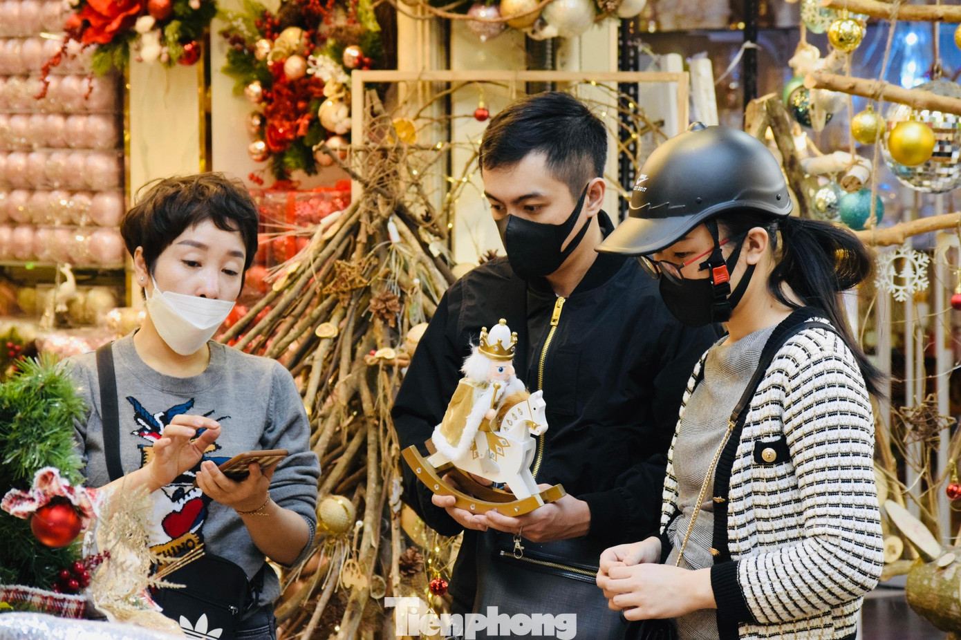 Một chủ cửa hàng kinh doanh tại đây chia sẻ: &quot;Năm nay do tình hình dịch bệnh vẫn còn diễn biến phức tạp nên lượng tiêu thụ giảm sút, đa phần khách hàng là các hộ gia đình, chúng tôi vẫn nhập đủ các mặt hàng phong phú như mọi năm để phục vụ người dân&quot;.