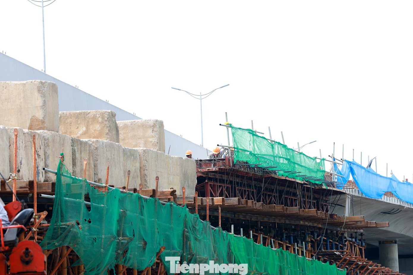 Việc cấm các phương tiện trong 3 ngày để phục vụ đổ bê tông đường dẫn kết nối với mặt cầu; tránh rung lắc, ảnh hưởng đến kết cấu, bám dính của các hạng mục đang thi công.